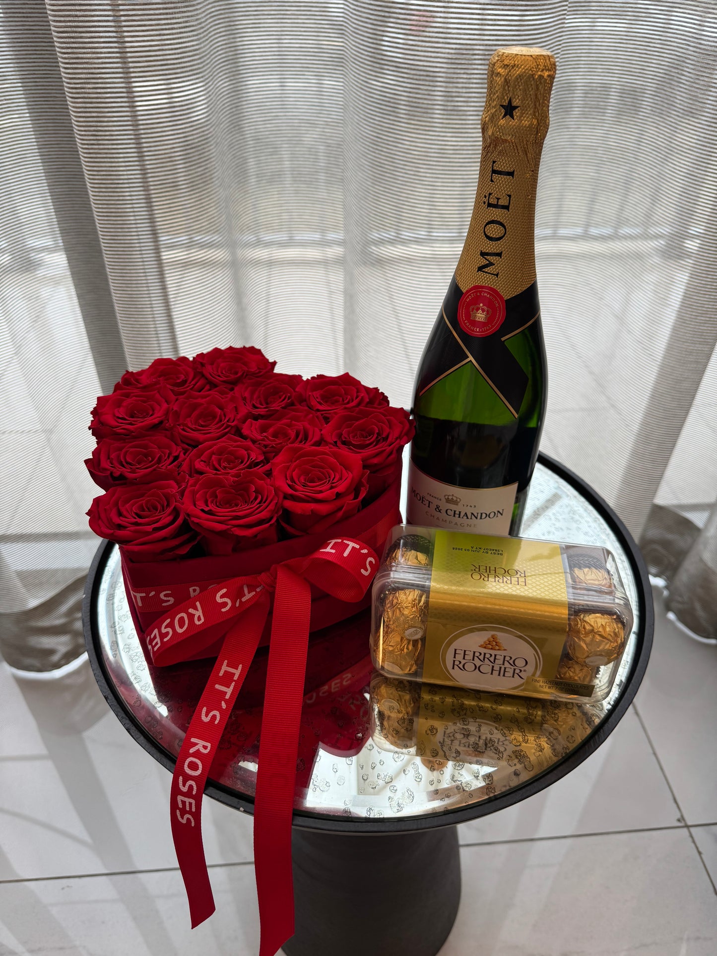 Gift set : Preserved Roses in Heart-Shaped box small