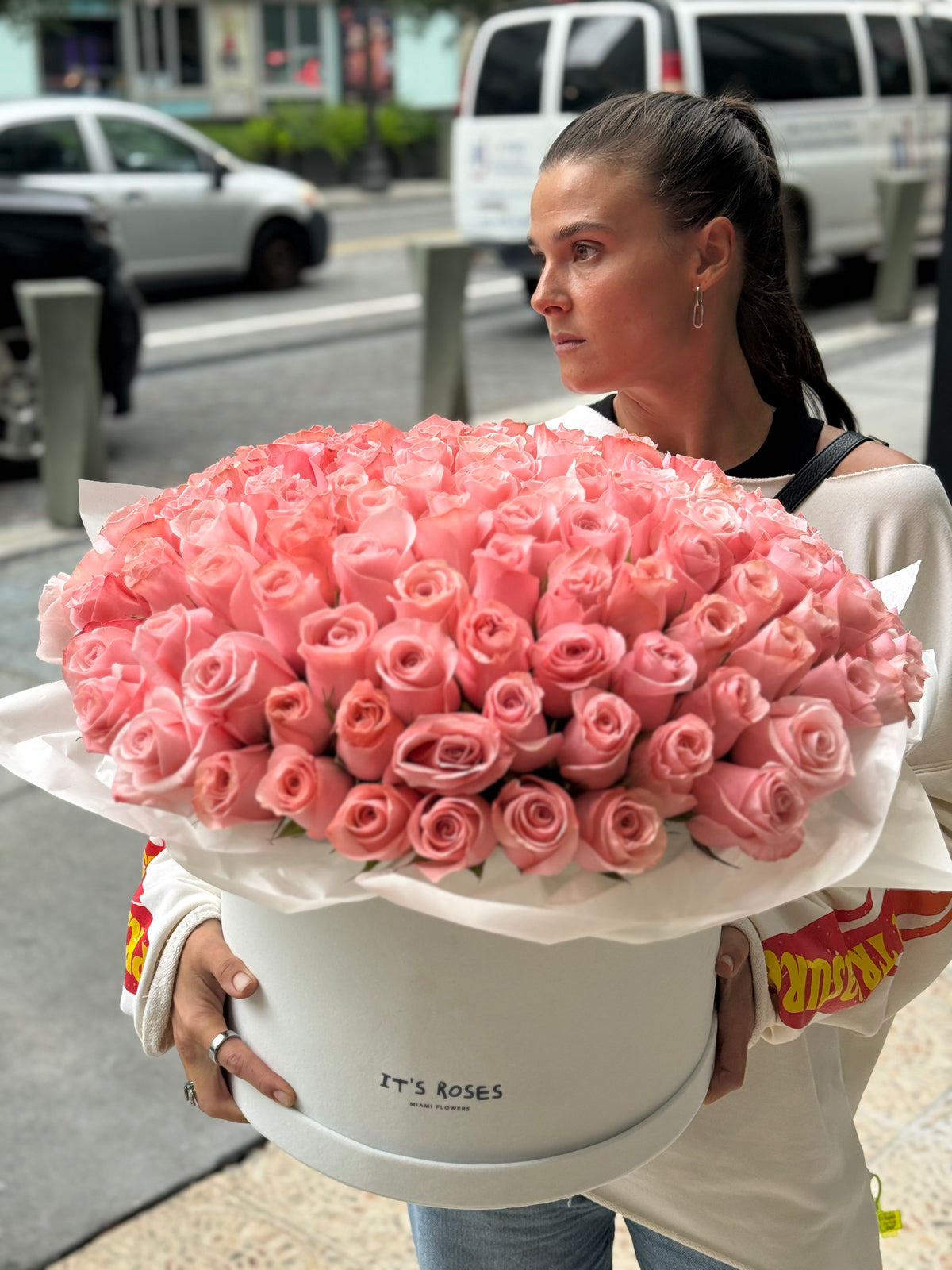 100 pink roses in Luxury white box