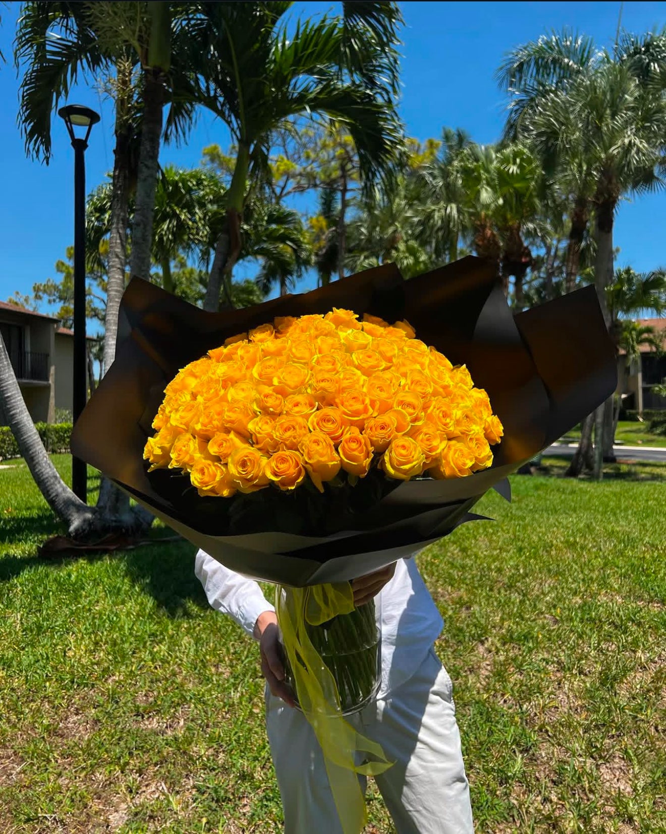 100 yellow roses bouquet
