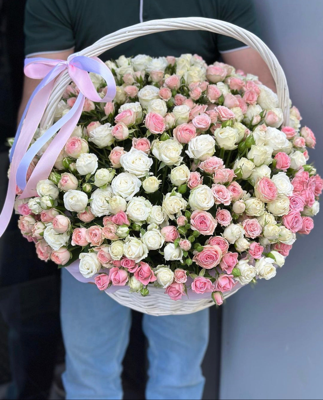 Spray roses basket