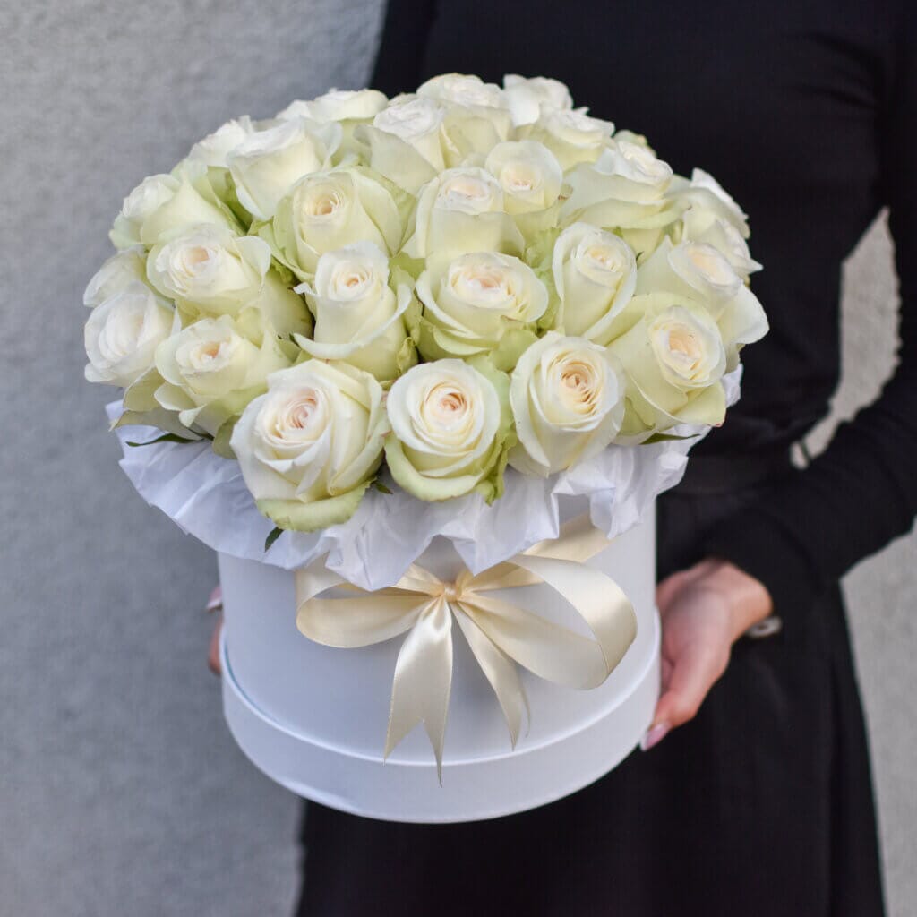 ELEGANT WHITE ROSES BOX Bouquet À La Carte Standard (15 roses)