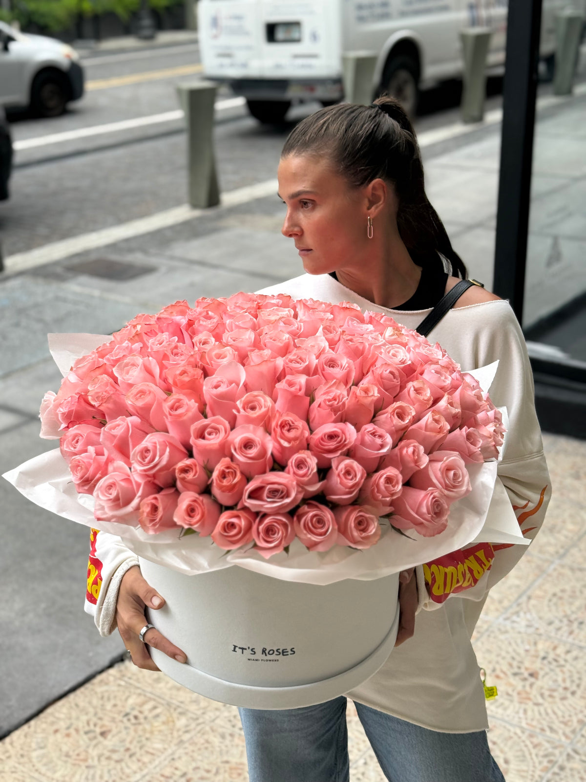 100 pink roses in Luxury white box