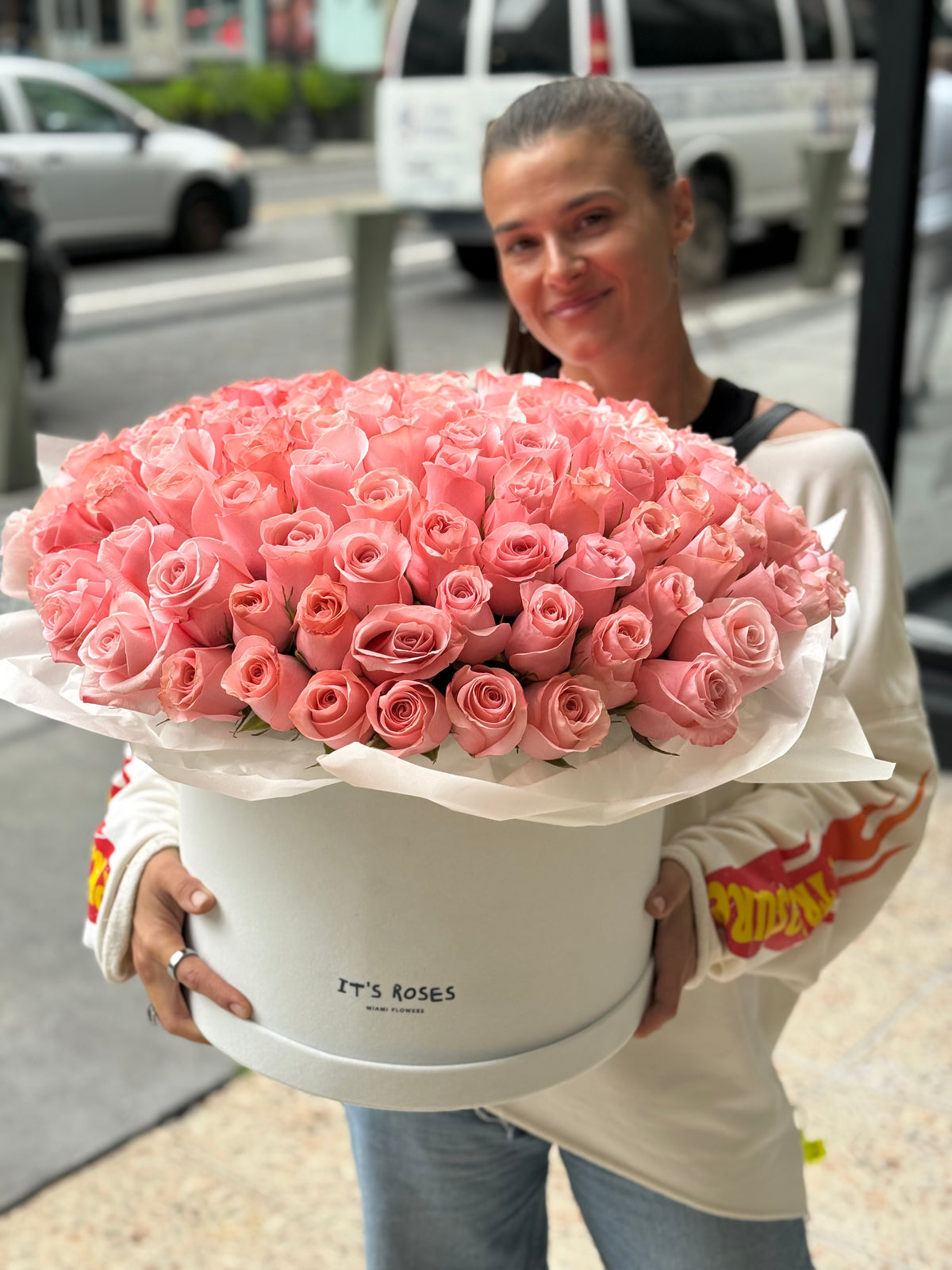 100 pink roses in Luxury white box