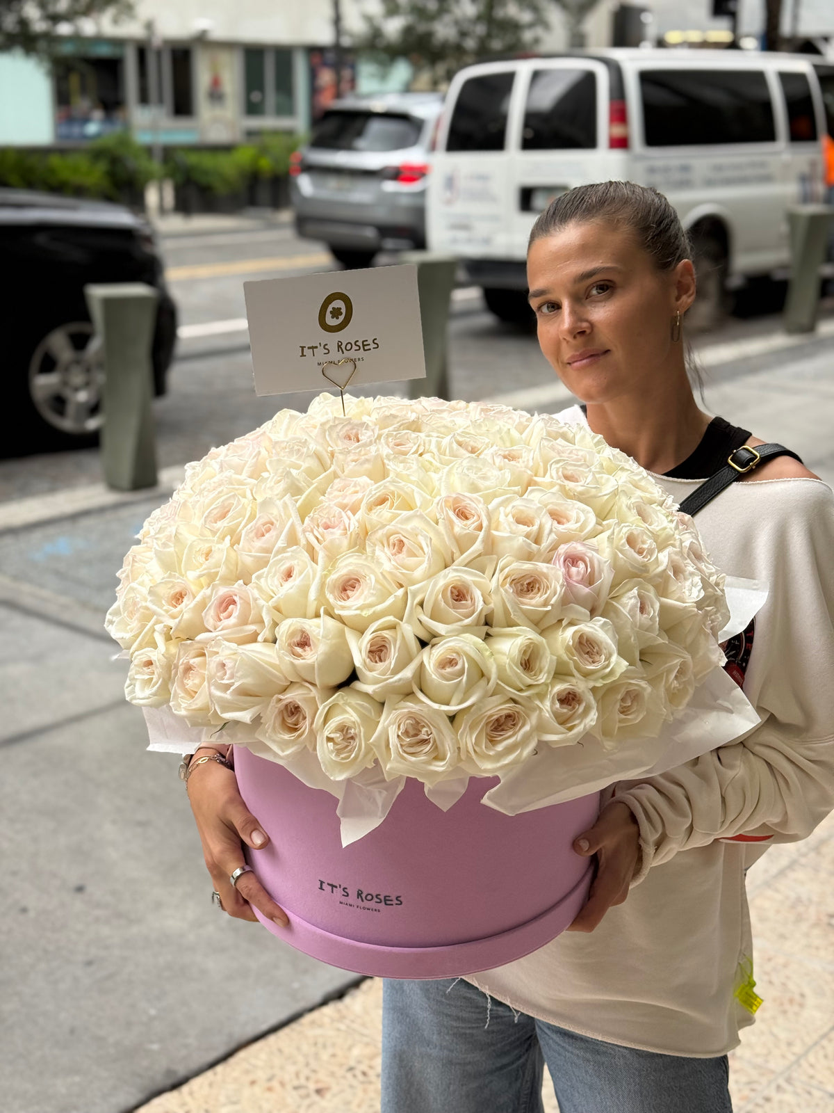 100 white roses in Luxury pink box