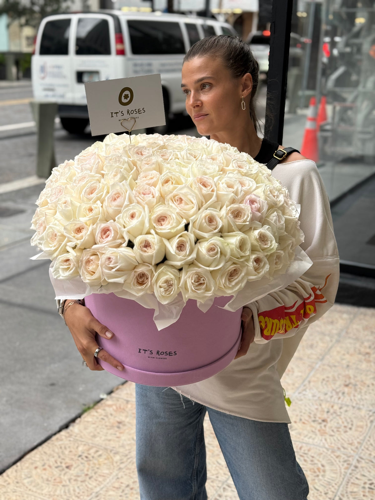 100 white roses in Luxury pink box