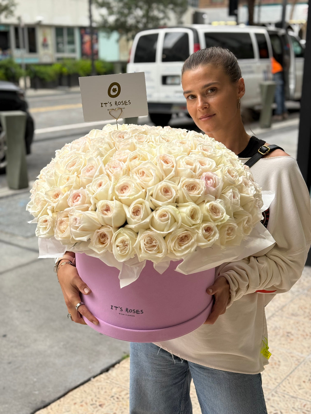 100 white roses in Luxury pink box