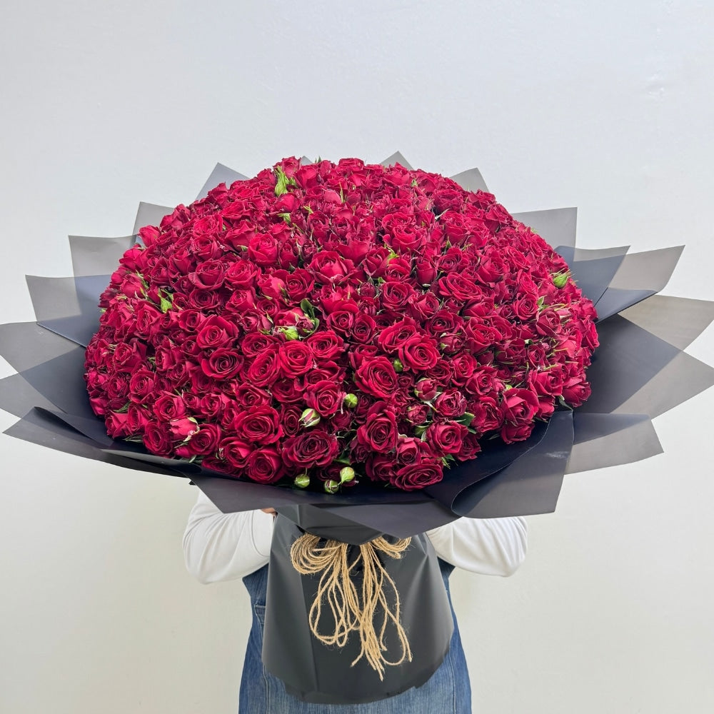 100 red spray roses bouquet