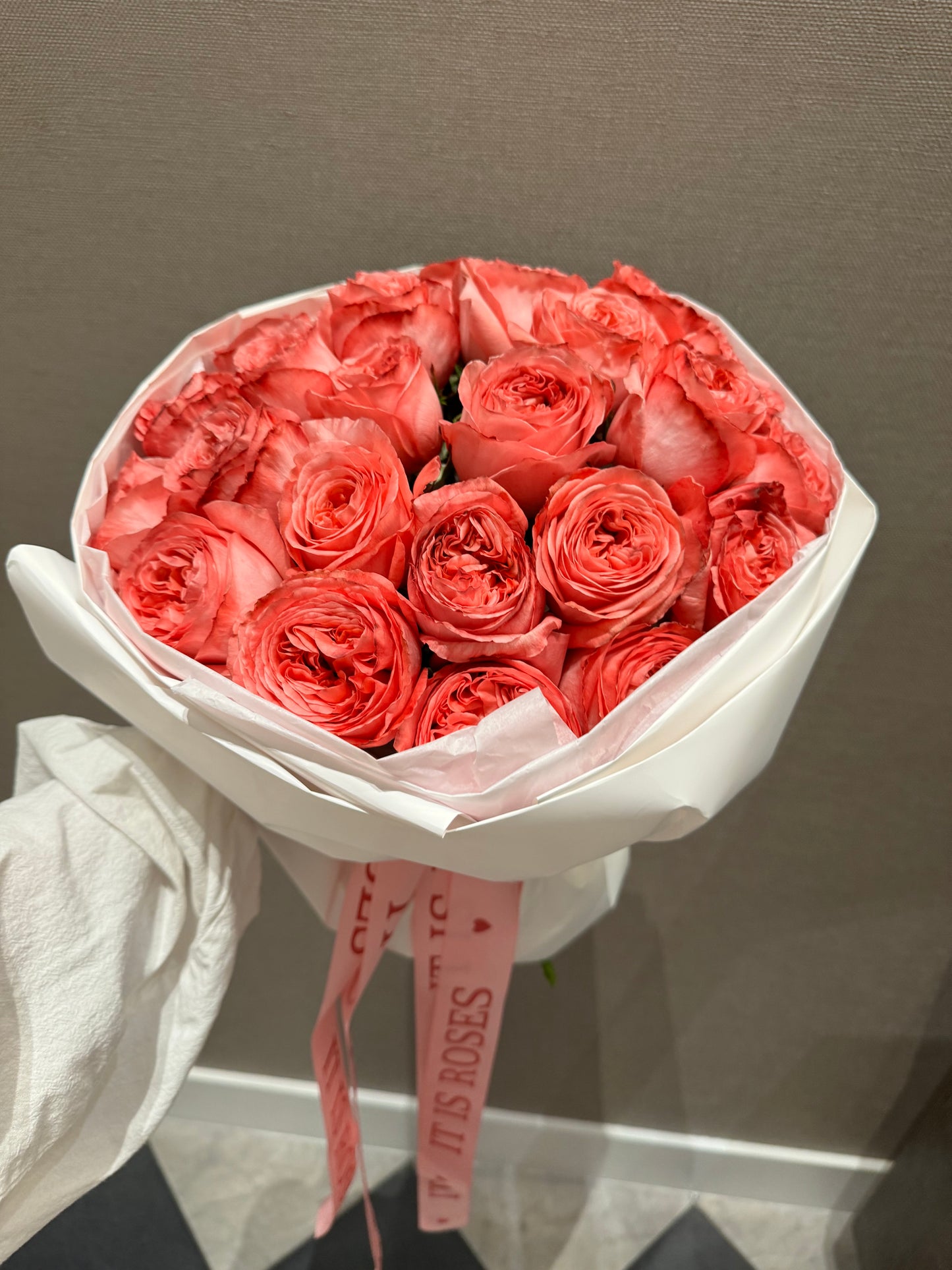 25 PINK EXPRESSION ROSES