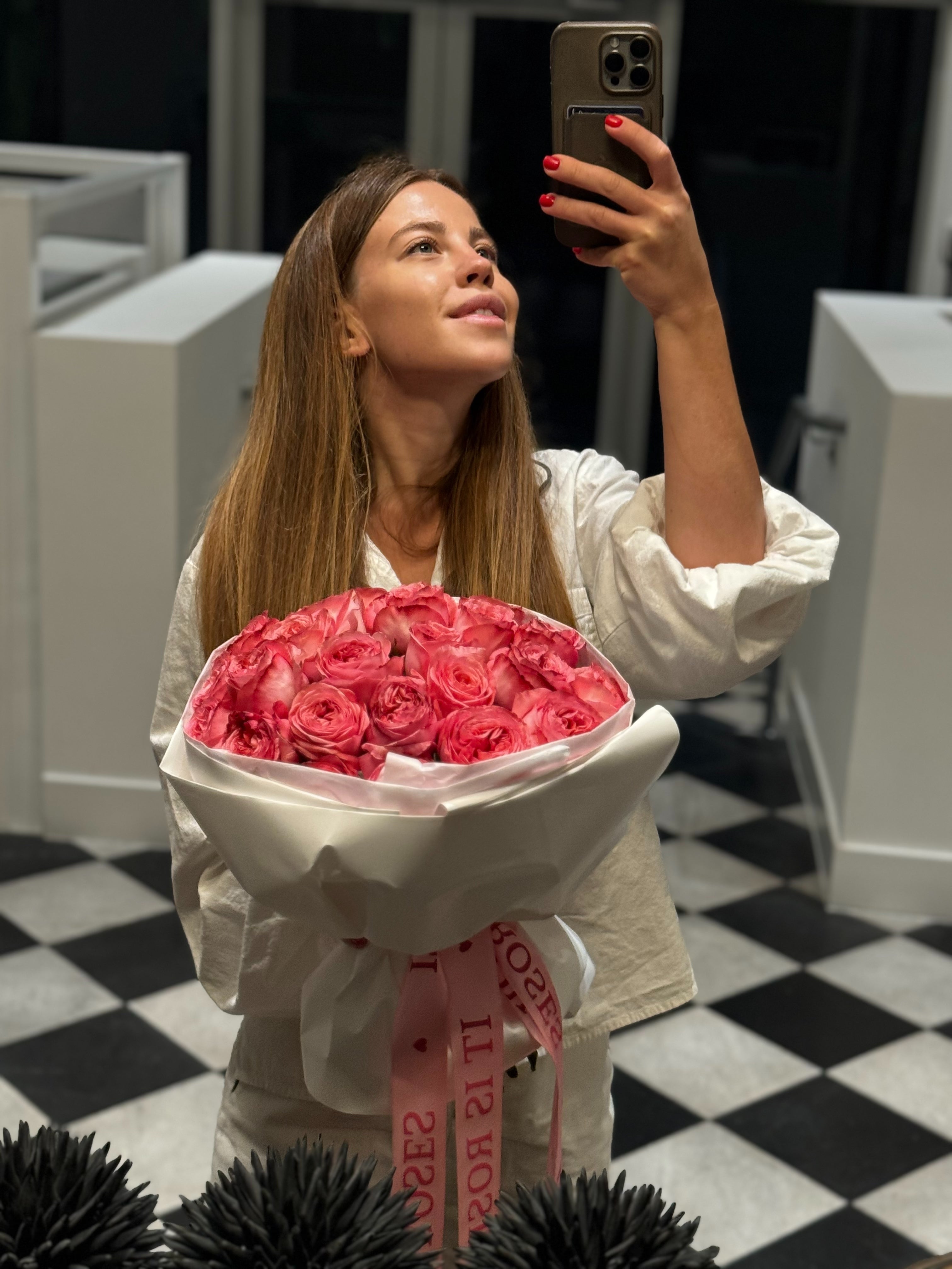 25 PINK EXPRESSION ROSES – IT IS ROSES