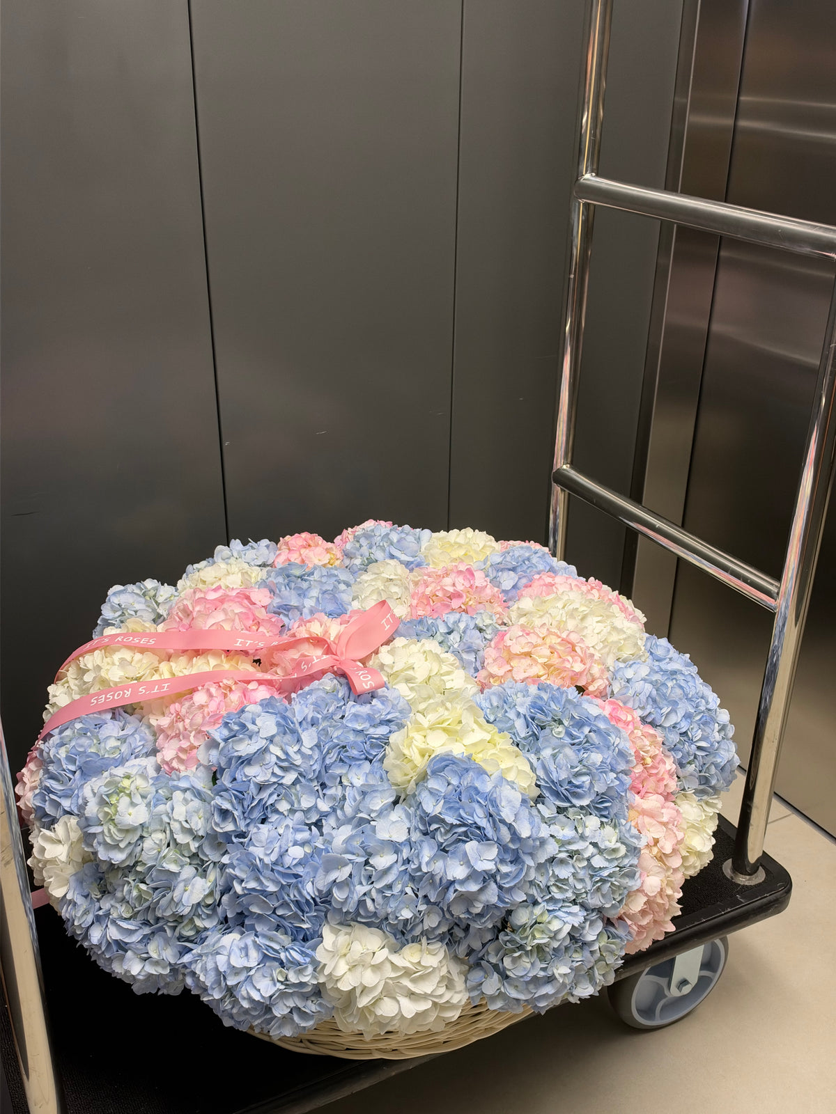 Extra large luxury hydrangea basket with blue, pink and white hydrangeas – oversized pastel flower arrangement with same-day delivery in Miami by IT IS ROSES